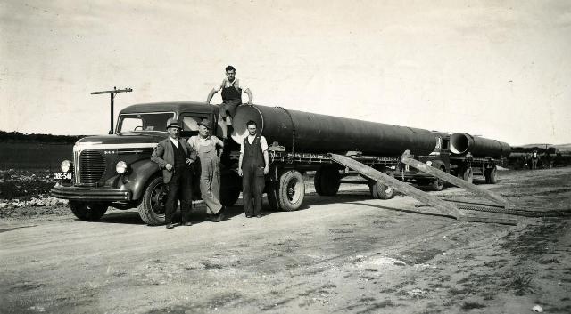 Historical image - building the Mannum to Adelaide pipeline